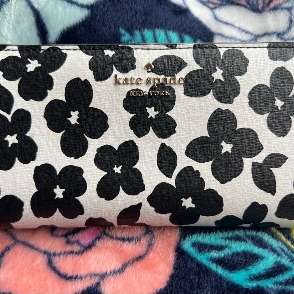 Kate Spade Darcy bi-fold wallet.